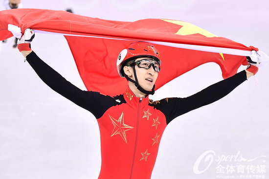 武大靖賽后披國旗慶祝勝利。